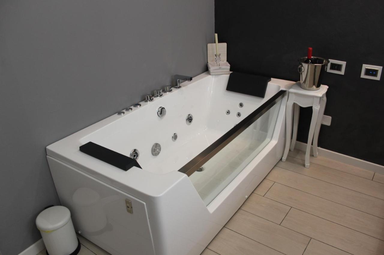 Jacuzzi Apartament By Parmacentro B&B Eksteriør bilde